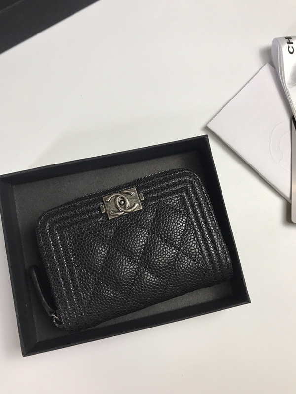 コピーシャネル激安財布着用イメージ